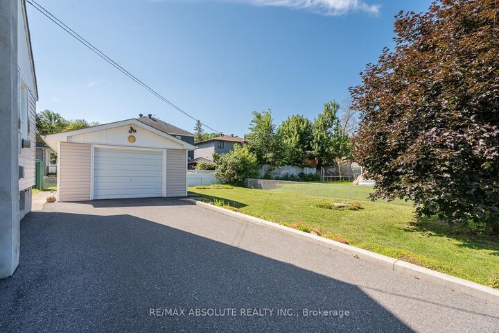 Property Photo:  1880 Kingsdale Avenue  ON K1T 1J1 