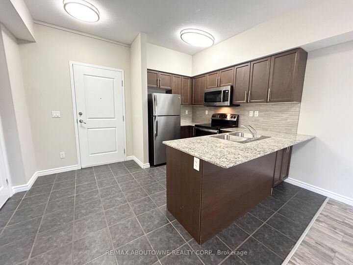 Property Photo:  5 Rittenhouse Road 102  ON N2E 2M8 