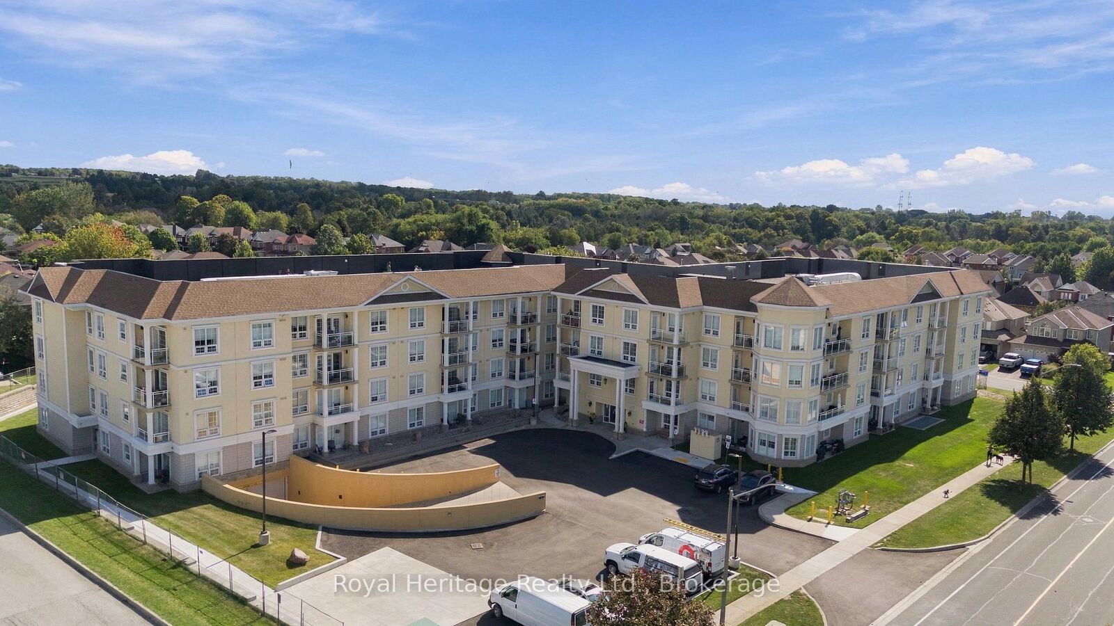 Property Photo:  21 Brookhouse Drive 106  ON L1B 0V4 