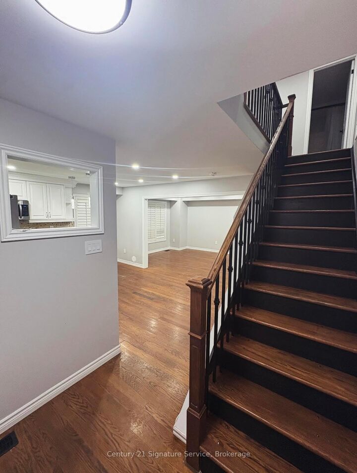 Property Photo:  28 Homeland Court Upper  ON L6S 1R8 