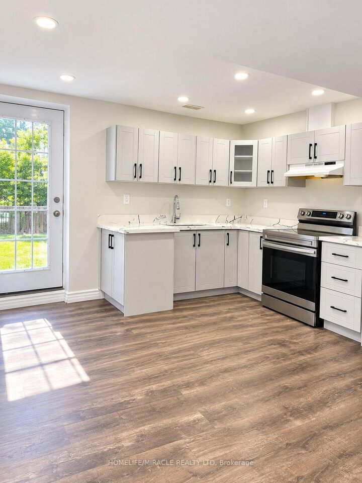 Property Photo:  11 Bannister Crescent  ON L7A 4H2 
