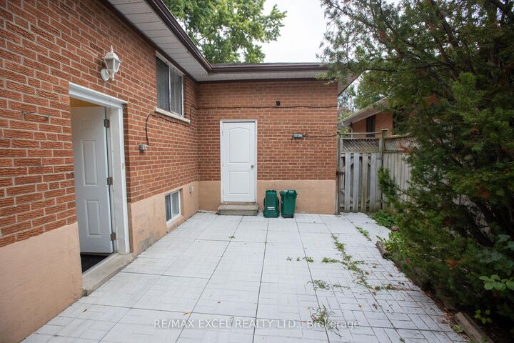 Property Photo:  387 Crosby Avenue Bachlor-Basement  ON L4C 2R8 