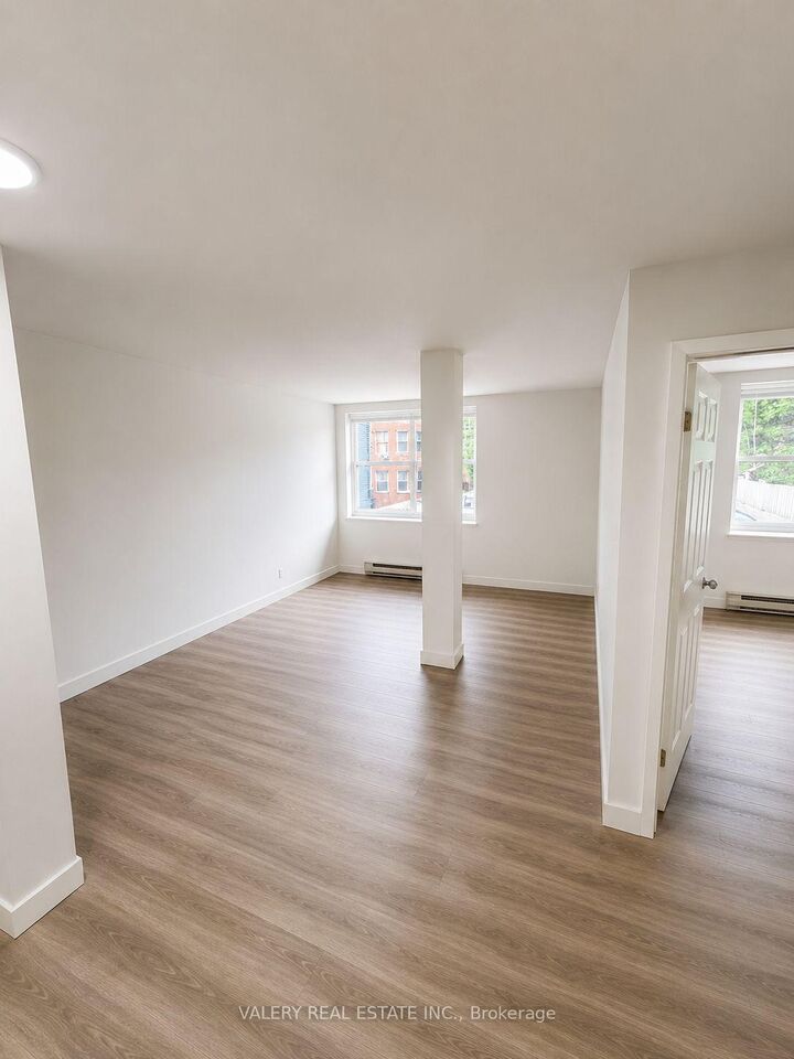 Property Photo:  1123 Queenston Road 303  ON N3H 3L1 
