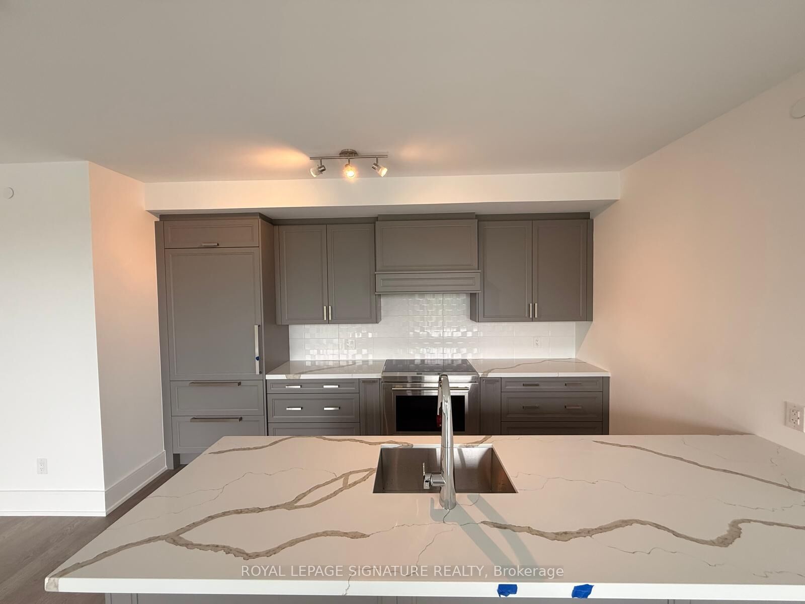 Property Photo:  2452 Bloor Street W 321  ON M6S 4E4 