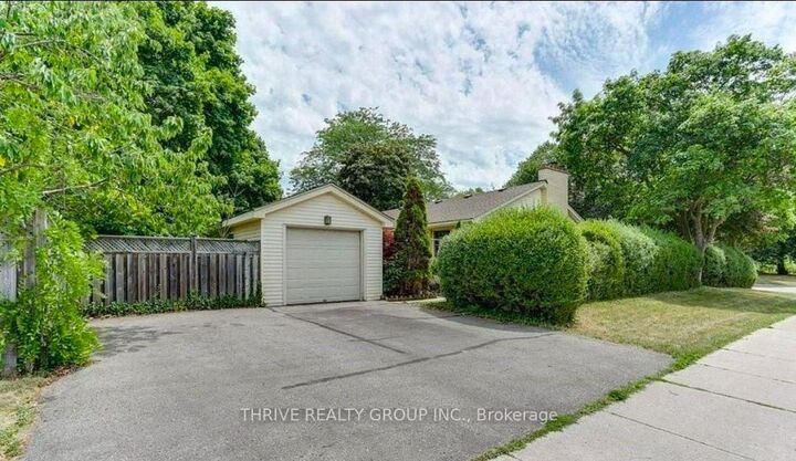 Property Photo:  1 Sutton Place Upper  ON N6H 3V2 