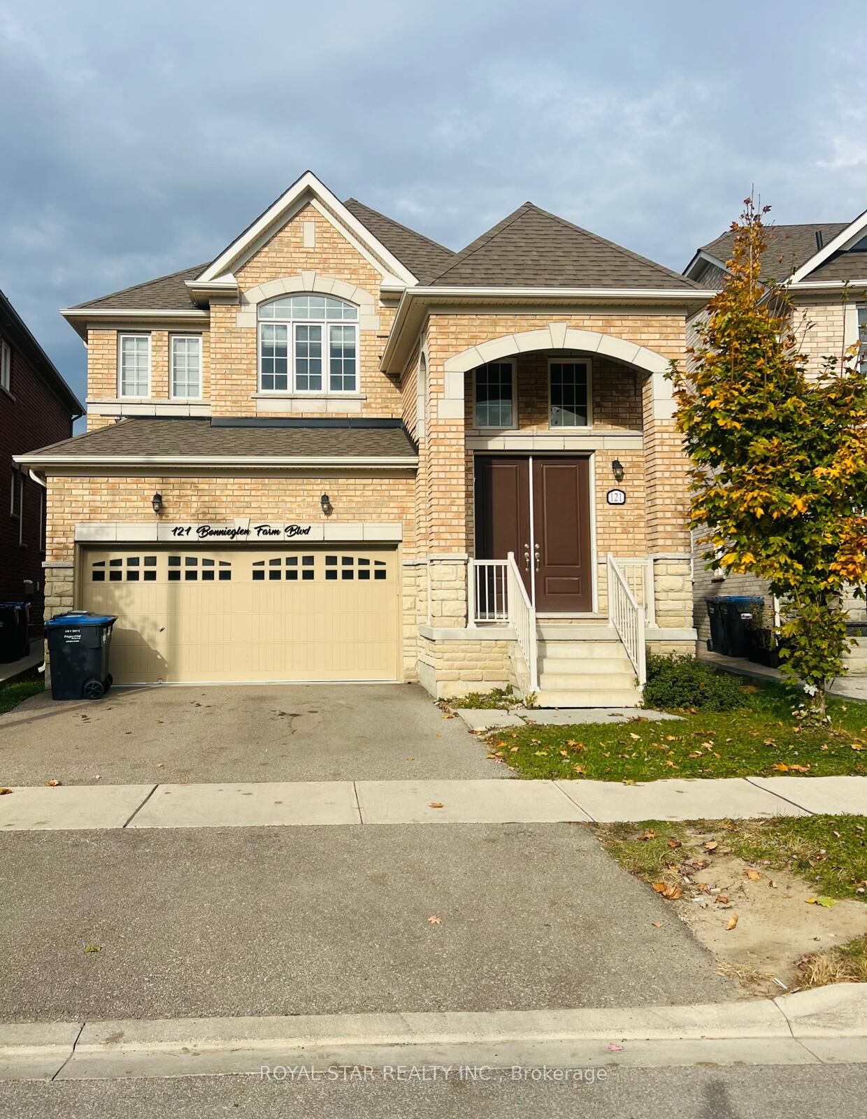 Property Photo:  121 Bonnieglen Farm Boulevard Upper  ON L7C 4B8 