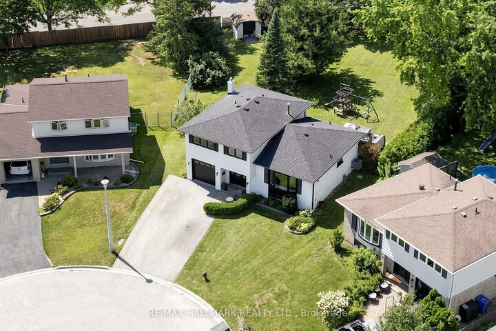 Property Photo:  20 Oak Court  ON L4G 3J6 