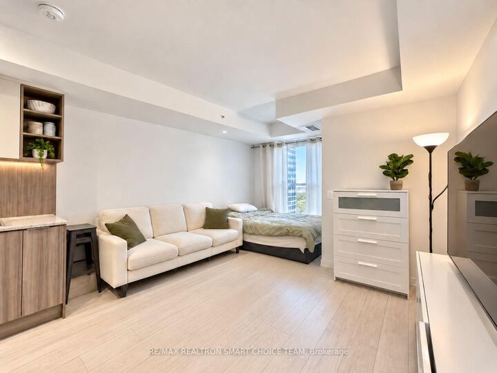 Property Photo:  31 Tippett Road 427  ON M3H 0C8 