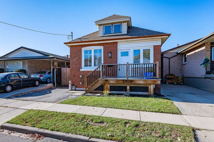 Property Photo: 257 Tragina Avenue N ON L8H 5C9