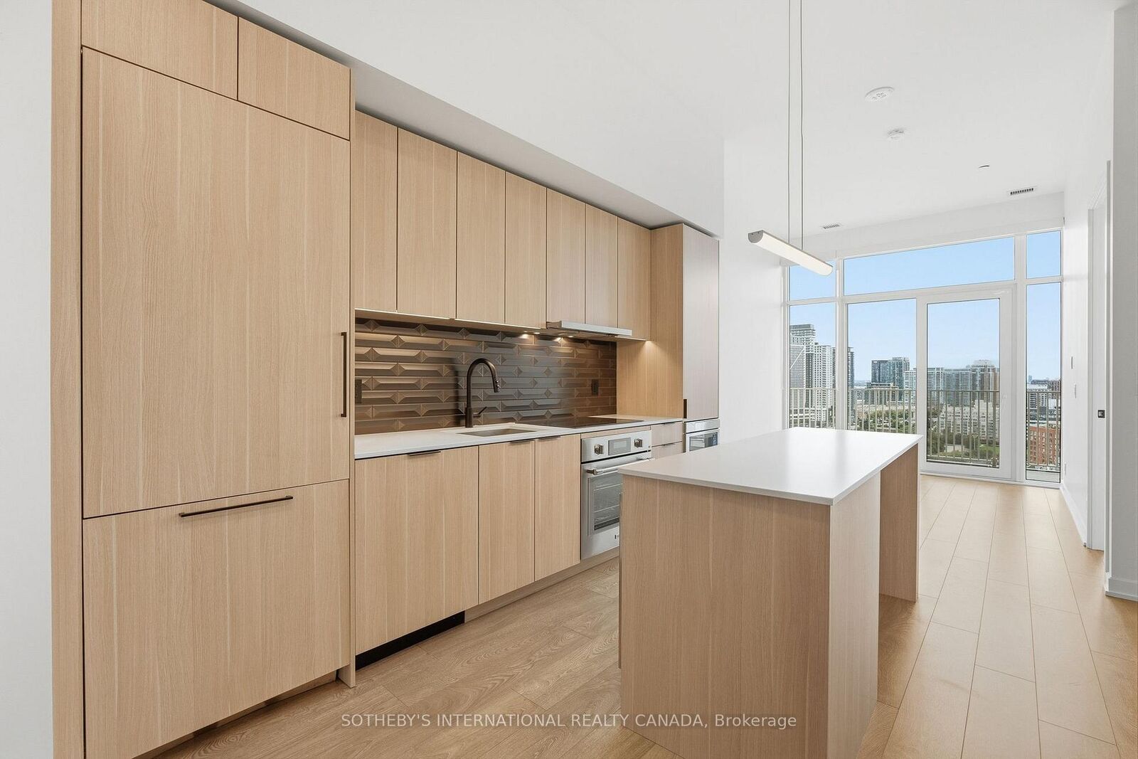 Property Photo: 88 Bathurst Street Ph01 ON M5V 0W8