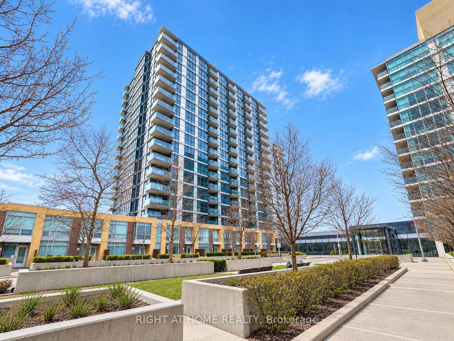Property Photo:  19 Singer Court 1701B  ON M2K 0B2 