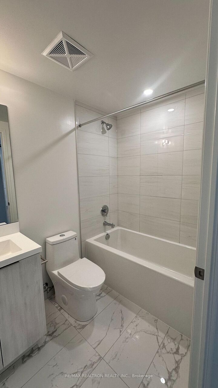 Property Photo:  400 King Street W 2425  ON M5V 0X8 