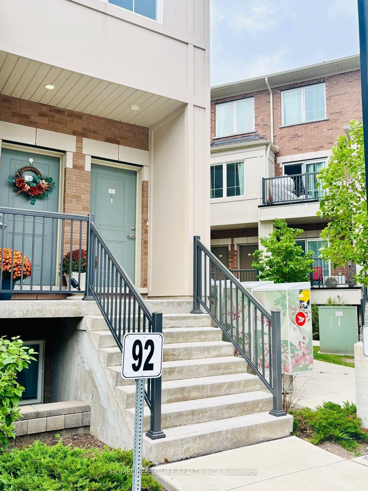 Property Photo:  475 Beresford Path 1  ON L1H 0B2 