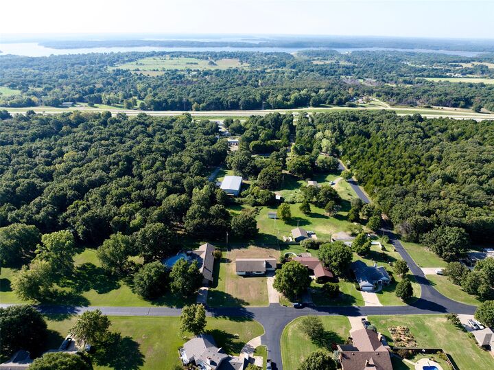 Property Photo:  1400 W Lakewood Drive  OK 74020 
