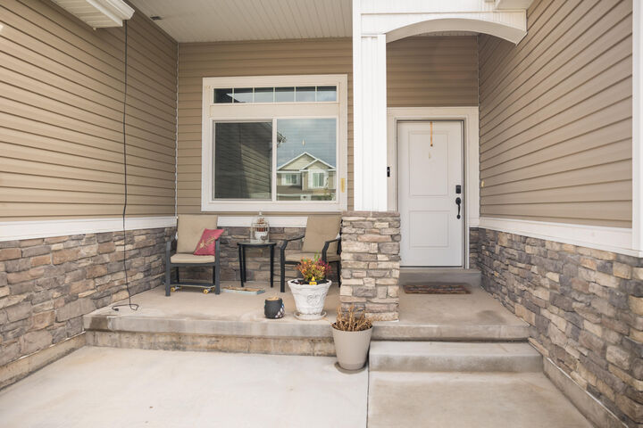 Property Photo:  933 S 250 W  UT 84078 