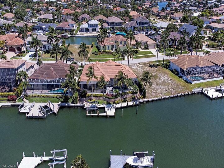 Property Photo: 466 Clifton Ct FL 34145