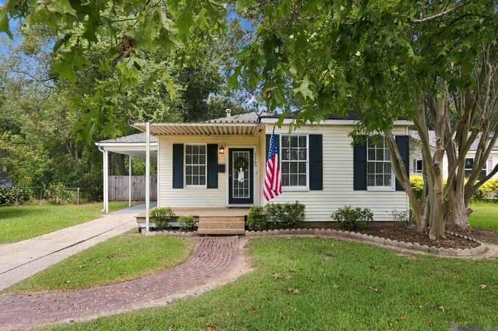 Property Photo:  7769 Lasalle Ave  LA 70806 