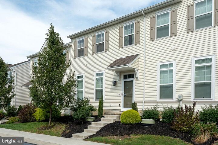 Property Photo: 703 Danforth Circle PA 17584