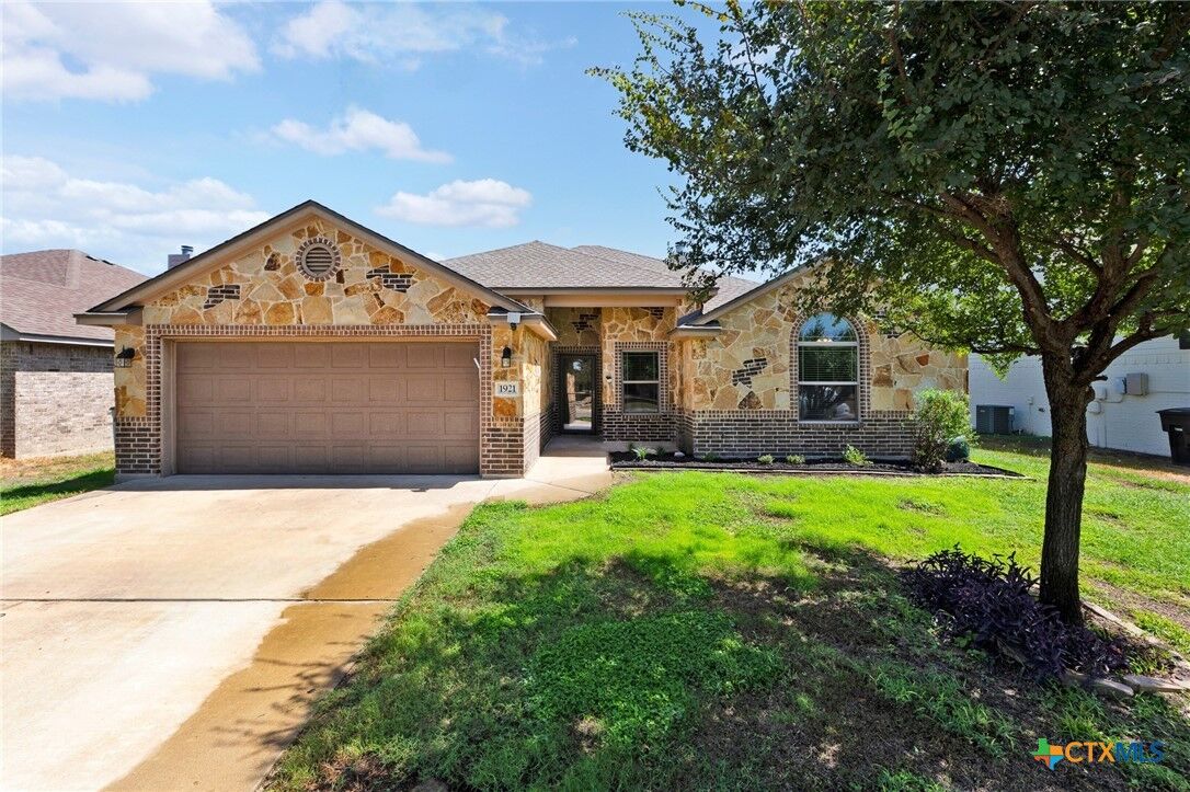 Property Photo: 1921 Carriage House Drive TX 76502
