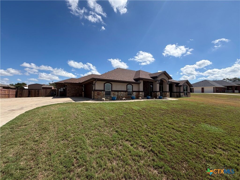 Property Photo:  206 County Road 4774  TX 76539 