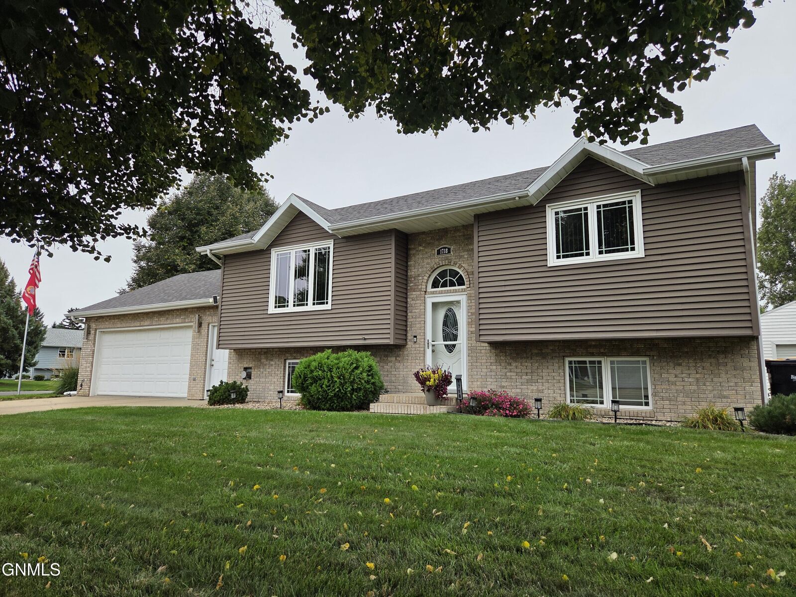 Property Photo:  1718 Billings Drive  ND 58504 