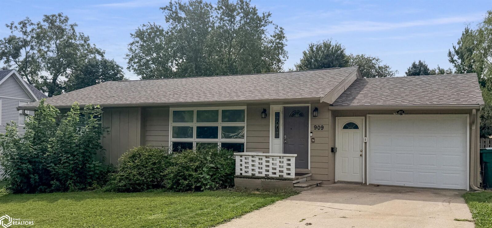 Property Photo: 909 3rd Avenue SE IA 50441