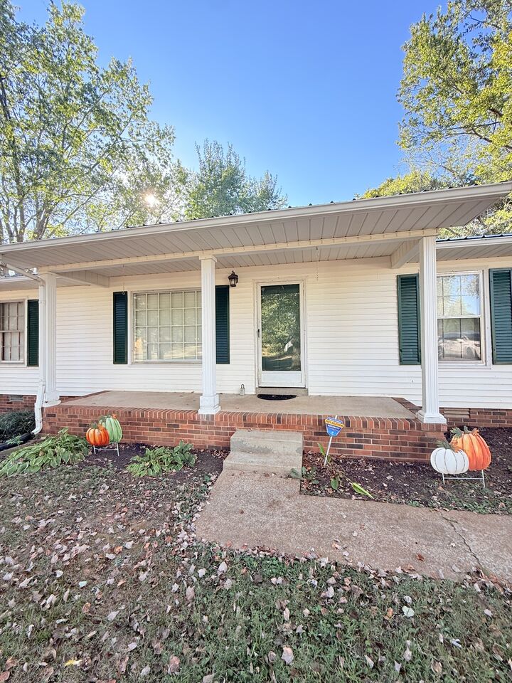Property Photo:  601 Herb Dr  TN 38464 