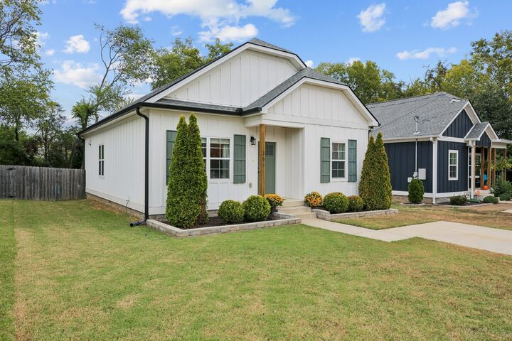 Property Photo:  205 Welworth St  TN 37115 
