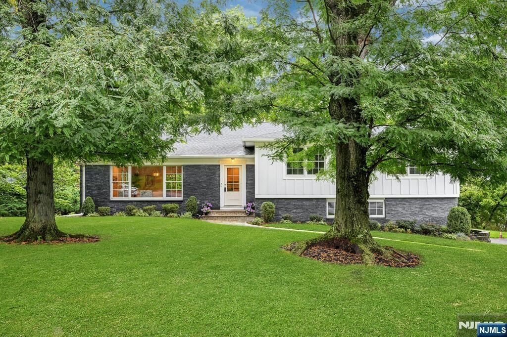 Property Photo:  9 Crestview Court  NJ 07042 