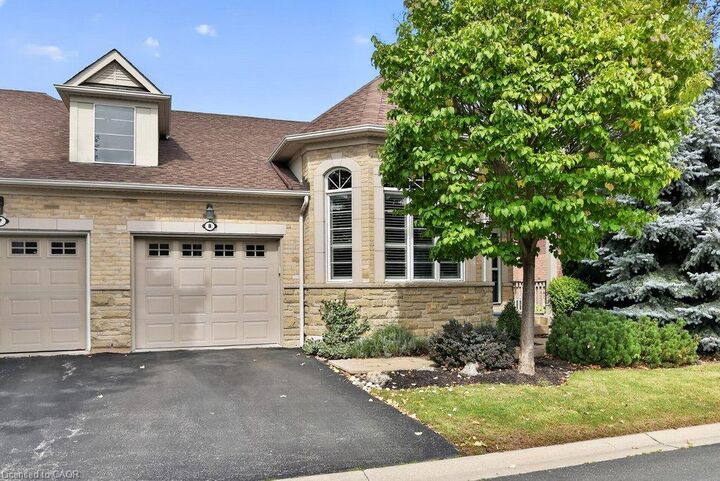 Property Photo:  4400 Millcroft Park Drive 8  ON L7M 5B5 