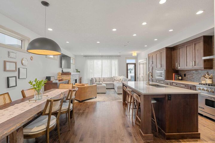 Property Photo:  2028 37 Avenue SW  AB T2T 2H5 