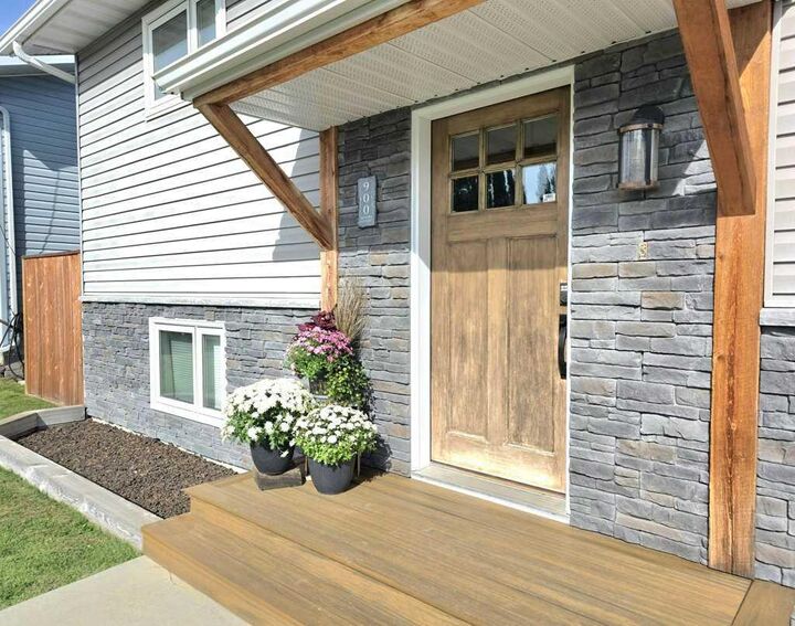 Property Photo:  900 10A Avenue SE  AB T0G 2A3 