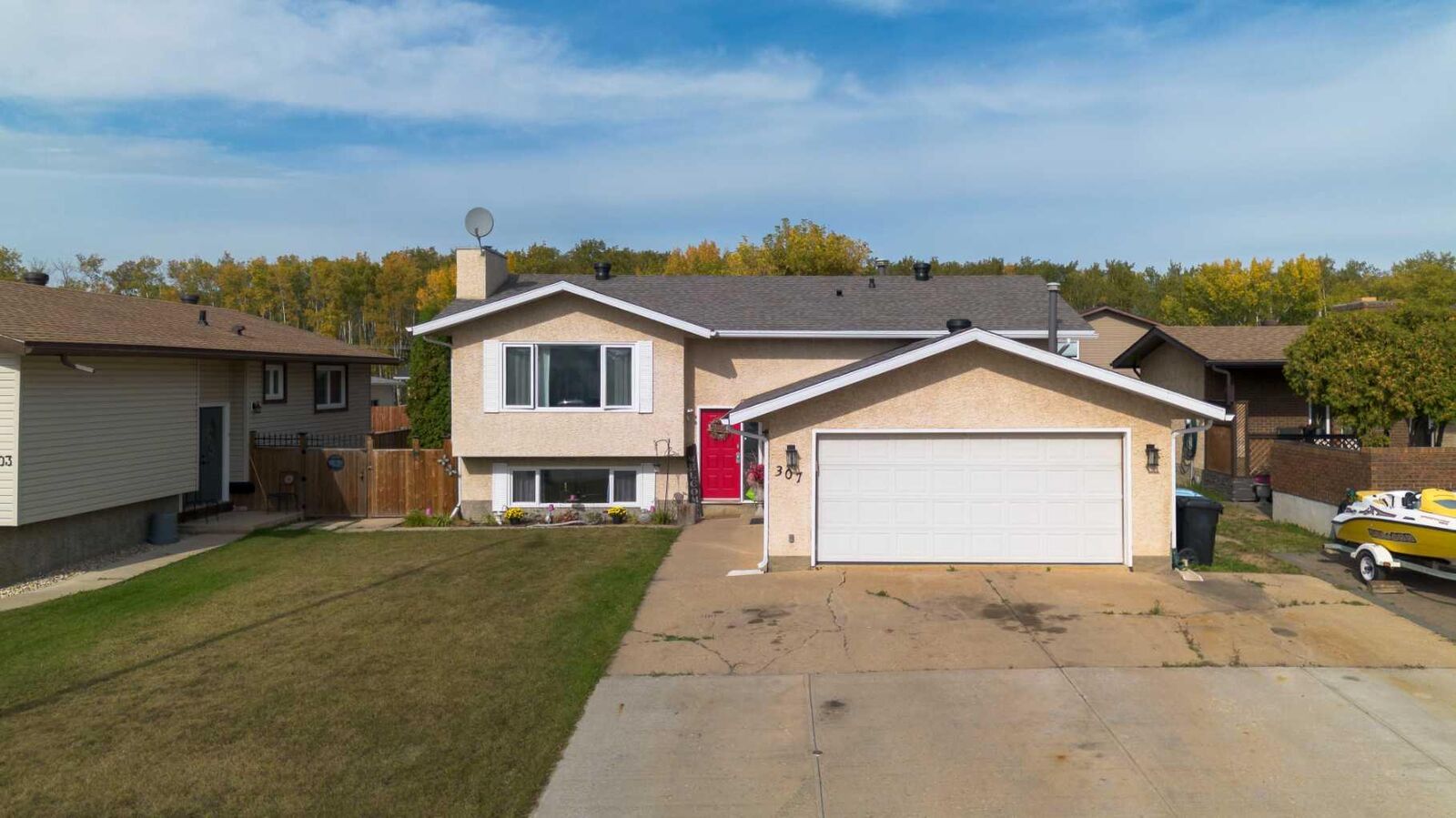 Property Photo:  307 Cochrane Crescent  AB T9K 1J2 
