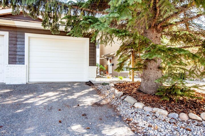 Property Photo: 28 Midpark Gardens SE AB T2X 1N7