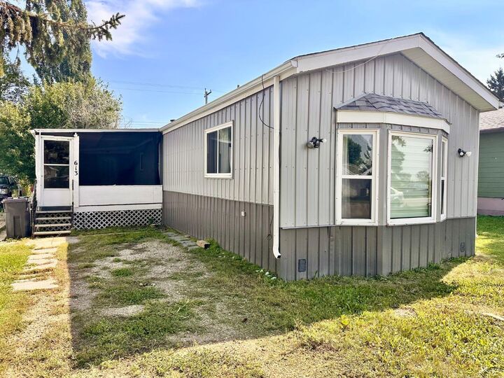 Property Photo:  613 Iris Street  AB T0J 2W0 