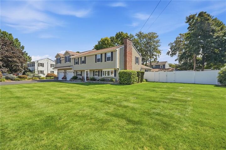 Property Photo:  4 Roosevelt Drive  RI 02809 
