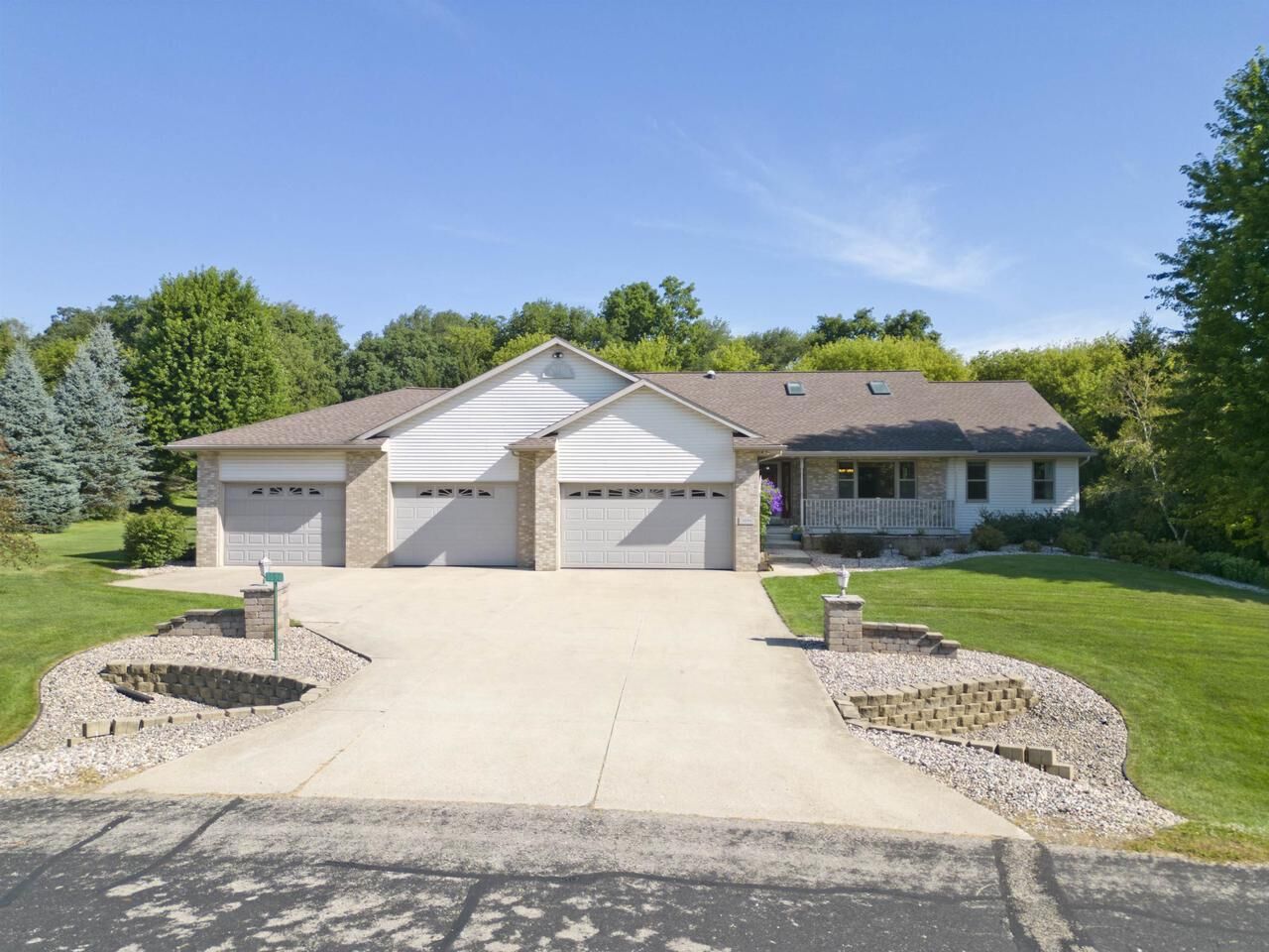 Property Photo: 3096 Castleton Crossing WI 53590