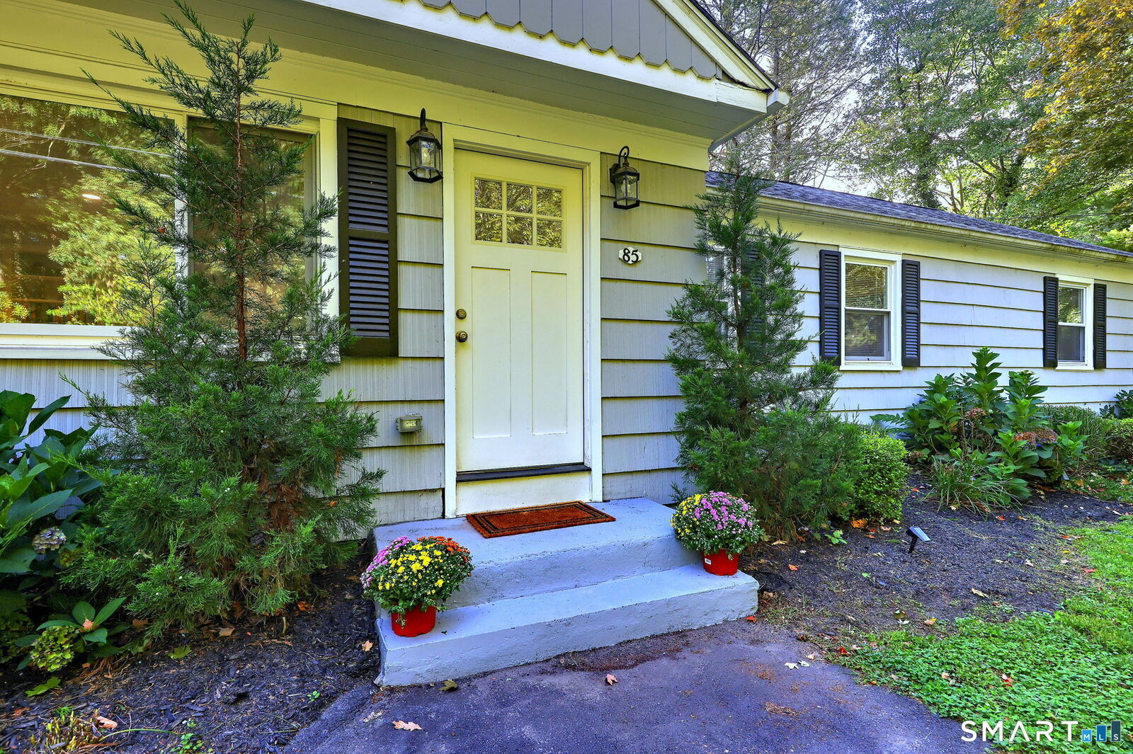 Property Photo:  85 Walnut Street  CT 06468 