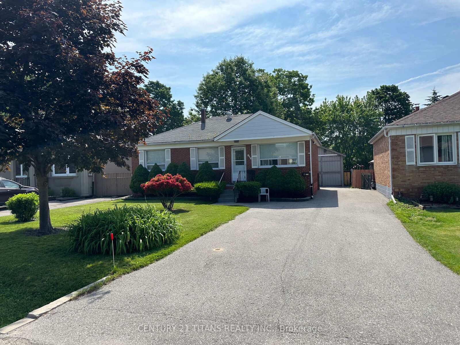 Property Photo:  572 Exbury Crescent Main  ON L5G 2P4 