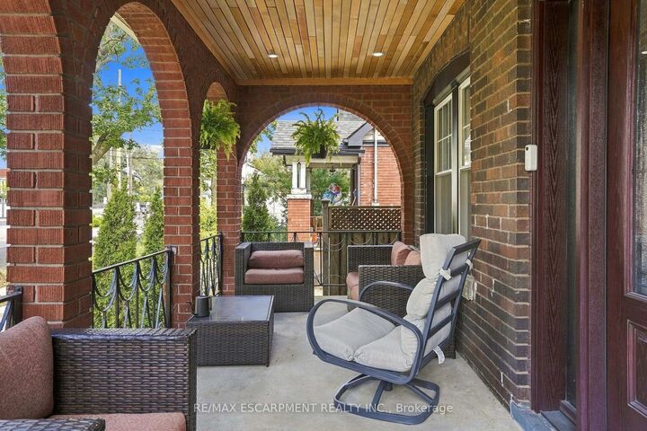 Property Photo:  17 Tuxedo Avenue S  ON L8K 2R7 