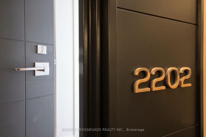 Property Photo:  89 Dunfield Avenue 2202  ON M4S 0A4 