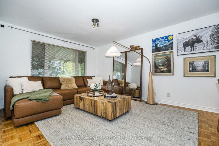 Property Photo:  32 Pine Avenue N  ON L5H 2P8 