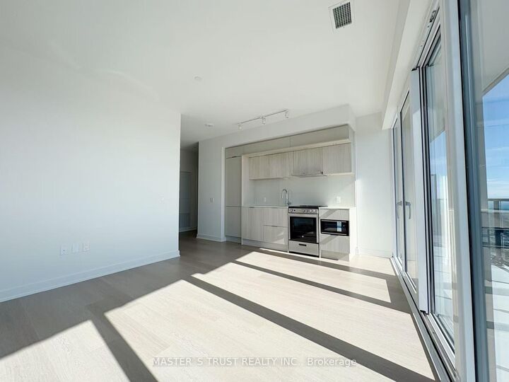Property Photo:  448 Burnhamthorpe Road W 7502  ON L5B 0R4 