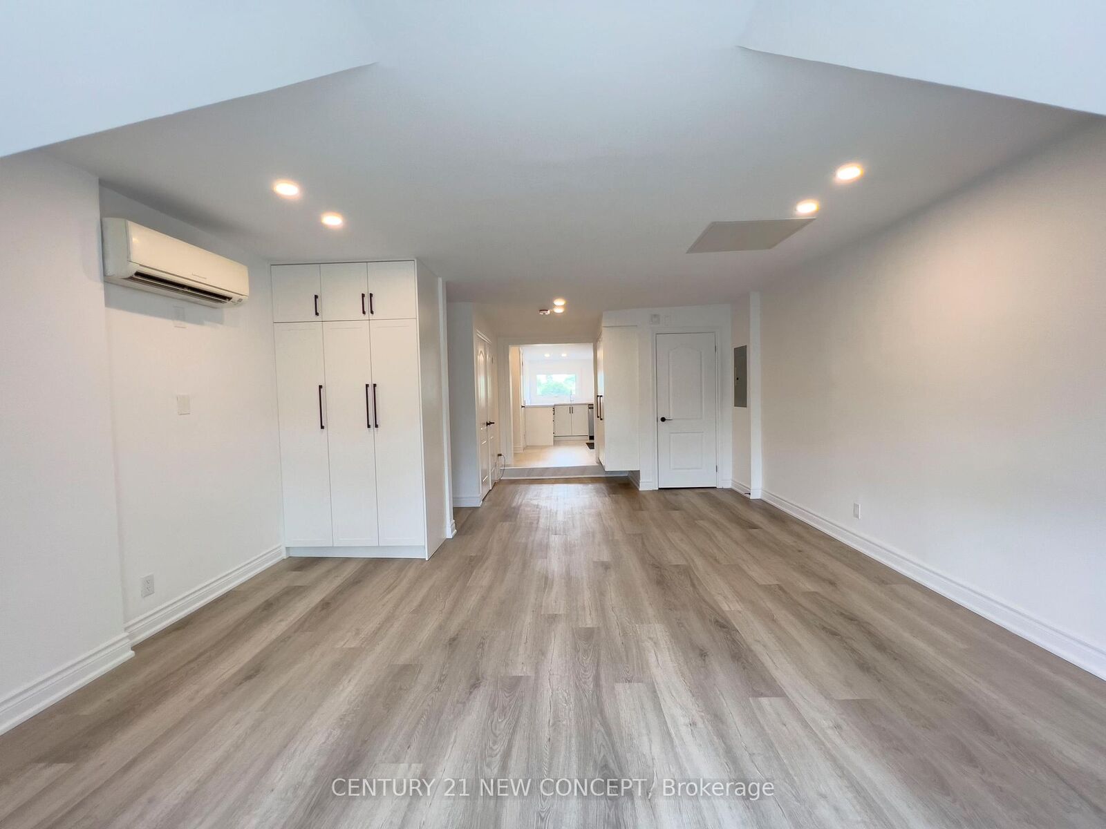 Property Photo: 706 Bloor Street N 3rd Floor ON M6G 1L4