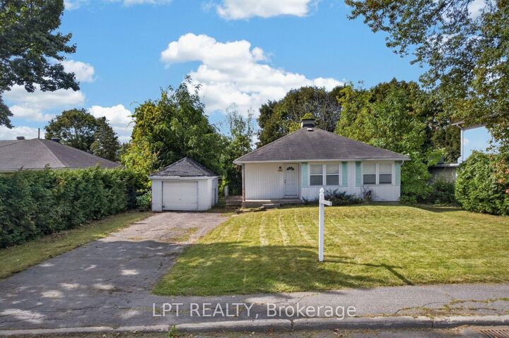 Property Photo: 868 Mountainview Avenue ON K2B 5G2