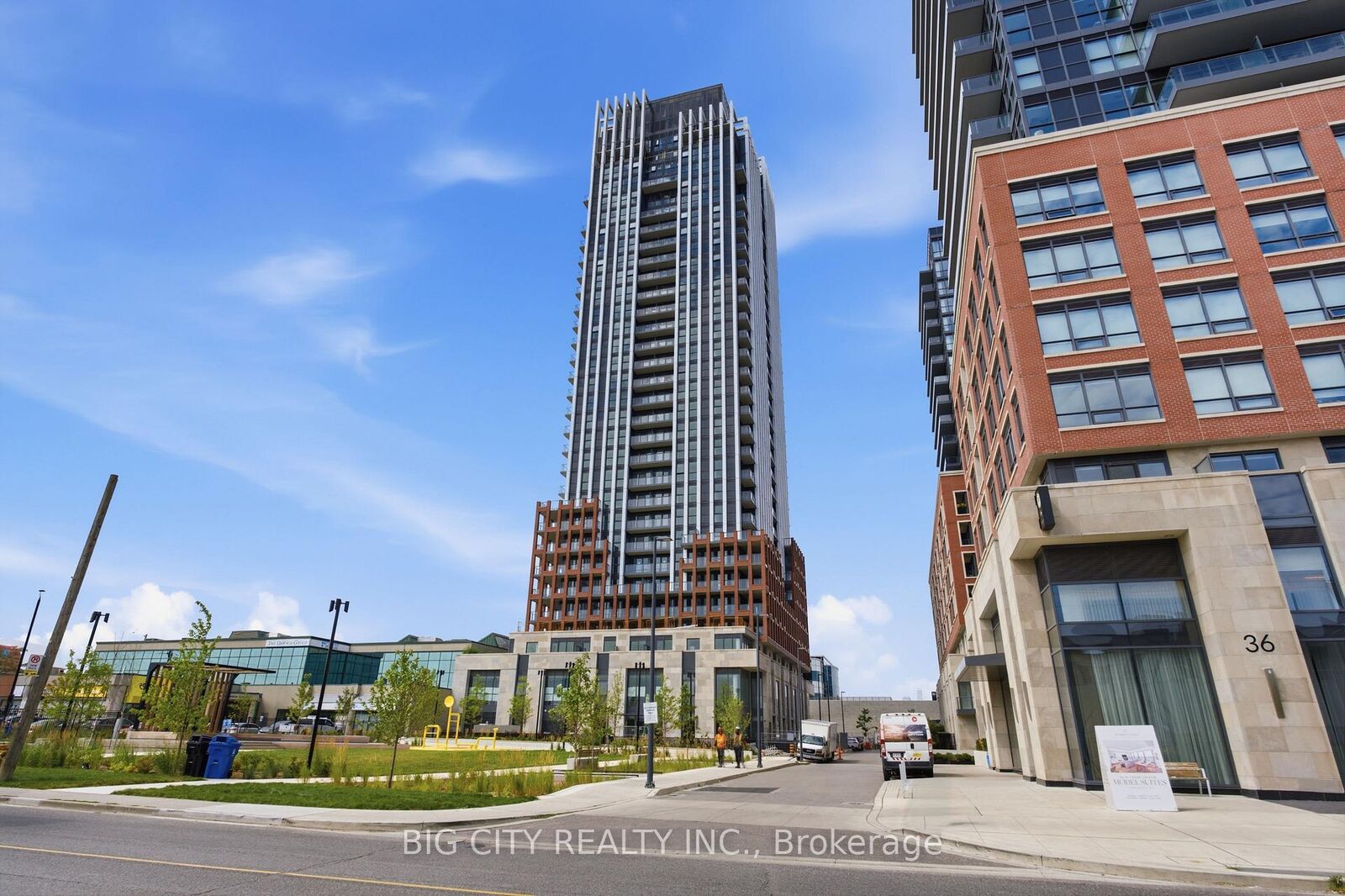 Property Photo:  25 Frederick Todd Way 1906  ON M4G 0E8 