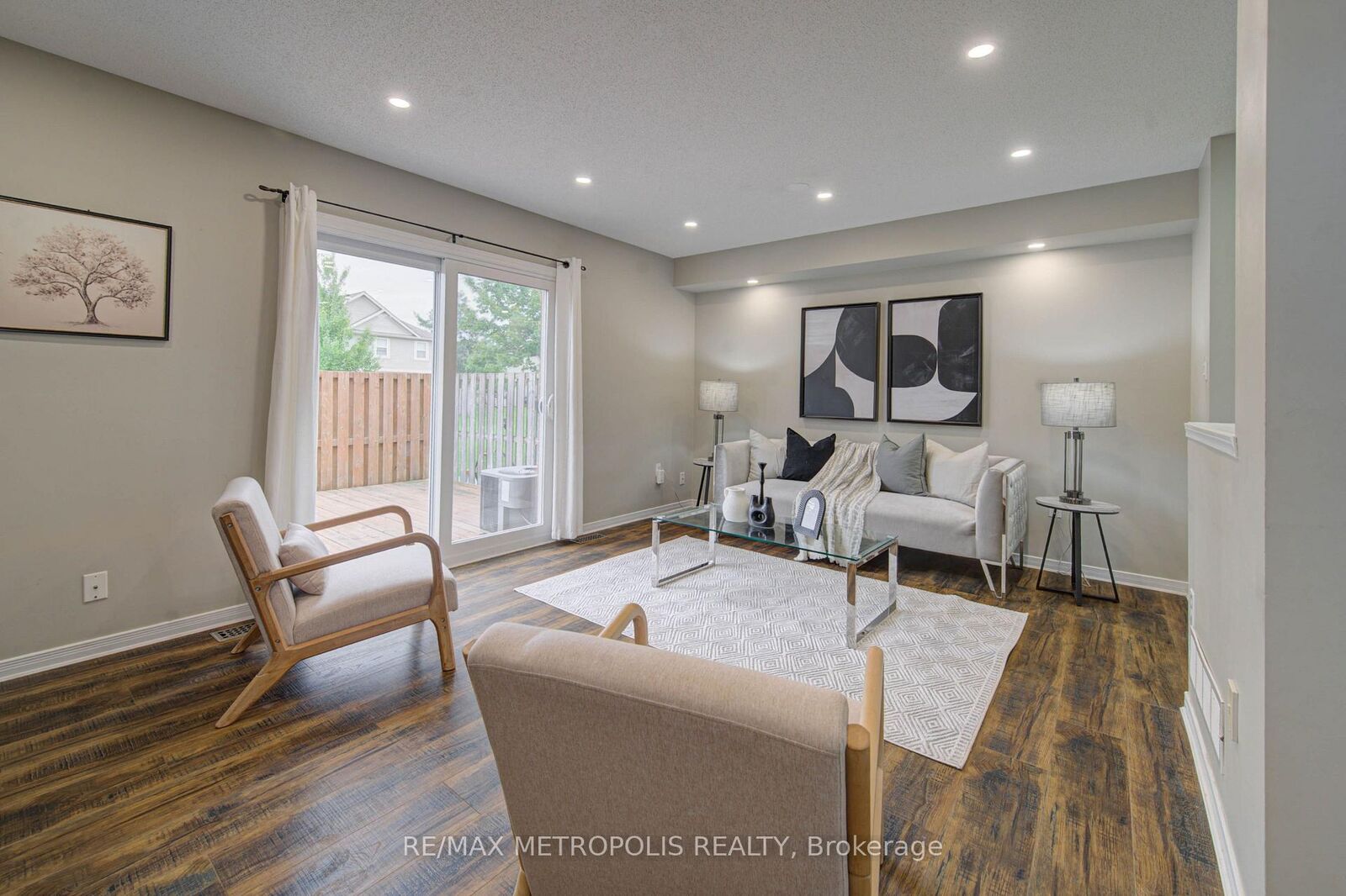 Property Photo:  124 Gosling Gardens 37  ON N1G 5K6 