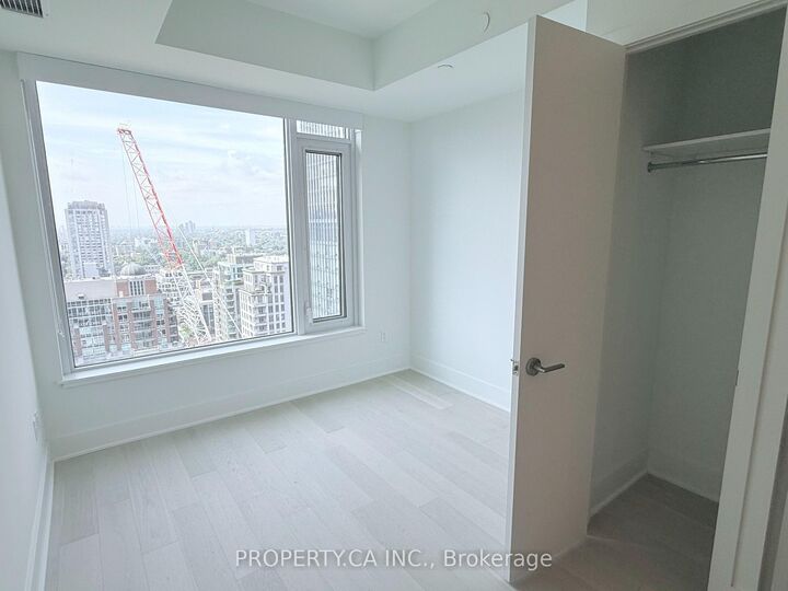 Property Photo:  11 Yorkville Avenue W 2214  ON M4W 0B7 