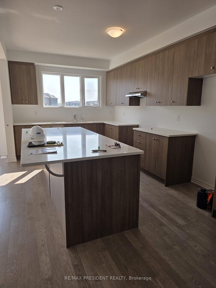 Property Photo:  392 Sandymount Street E  ON N2R 0V5 