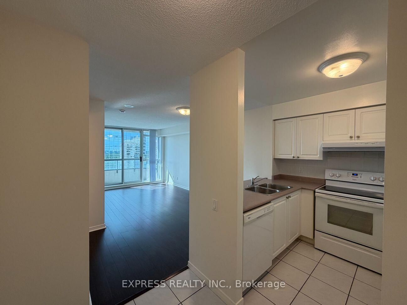 Property Photo: 8 Hillcrest Avenue 1718 ON M2N 6C6